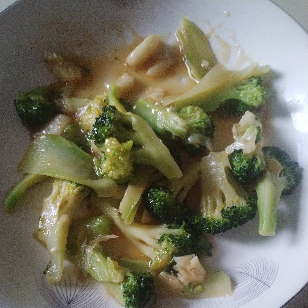 好吃到爆的耗油蒜蓉西兰花(从不修图，喜欢请关注)