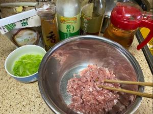 白菜猪肉虾仁饺子馅的做法 步骤3