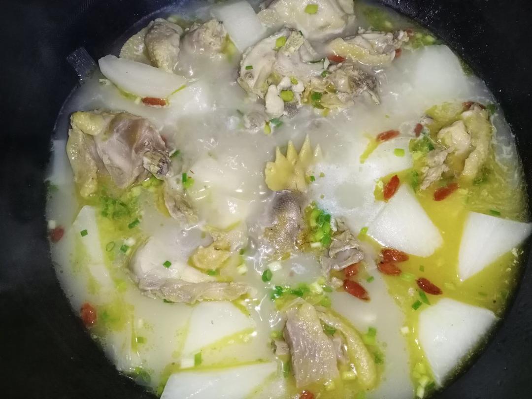 萝卜炖鸡汤