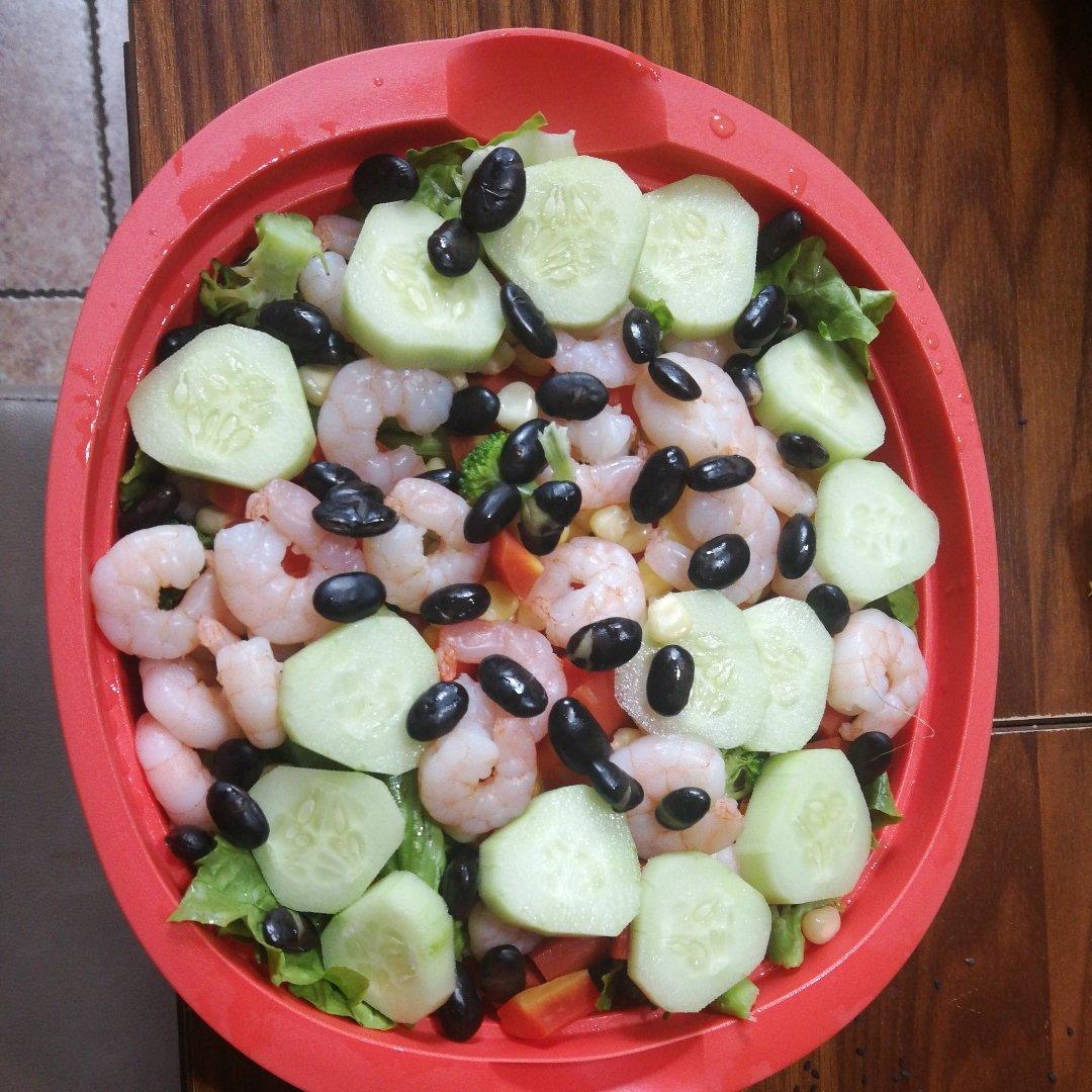 虾仁鸡蛋沙拉配油醋汁