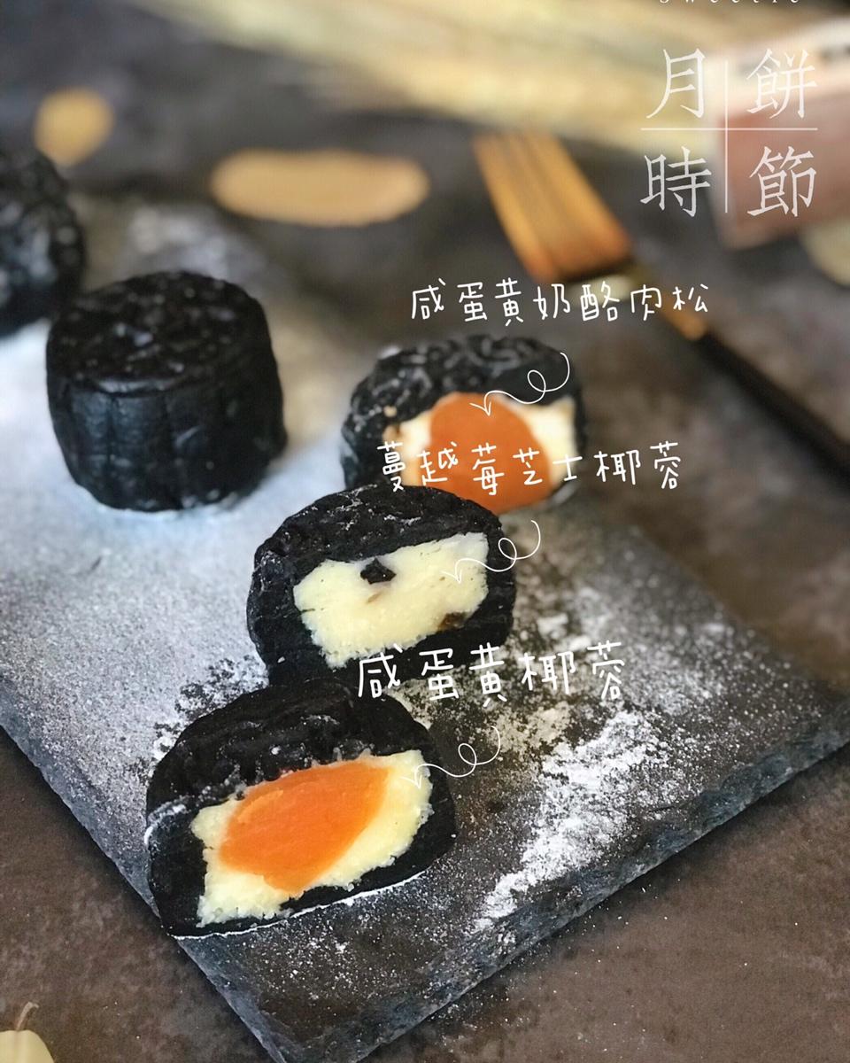 咸蛋黄肉松冰皮月饼