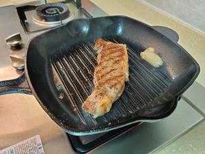 煎牛排｜在家做厚切安格斯西冷牛排的做法 步骤5