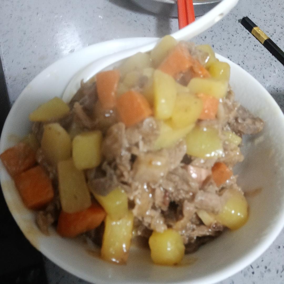 土豆燉牛肉之饭扫光，这样做也太香了吧，还没出锅已是浓香四溢了