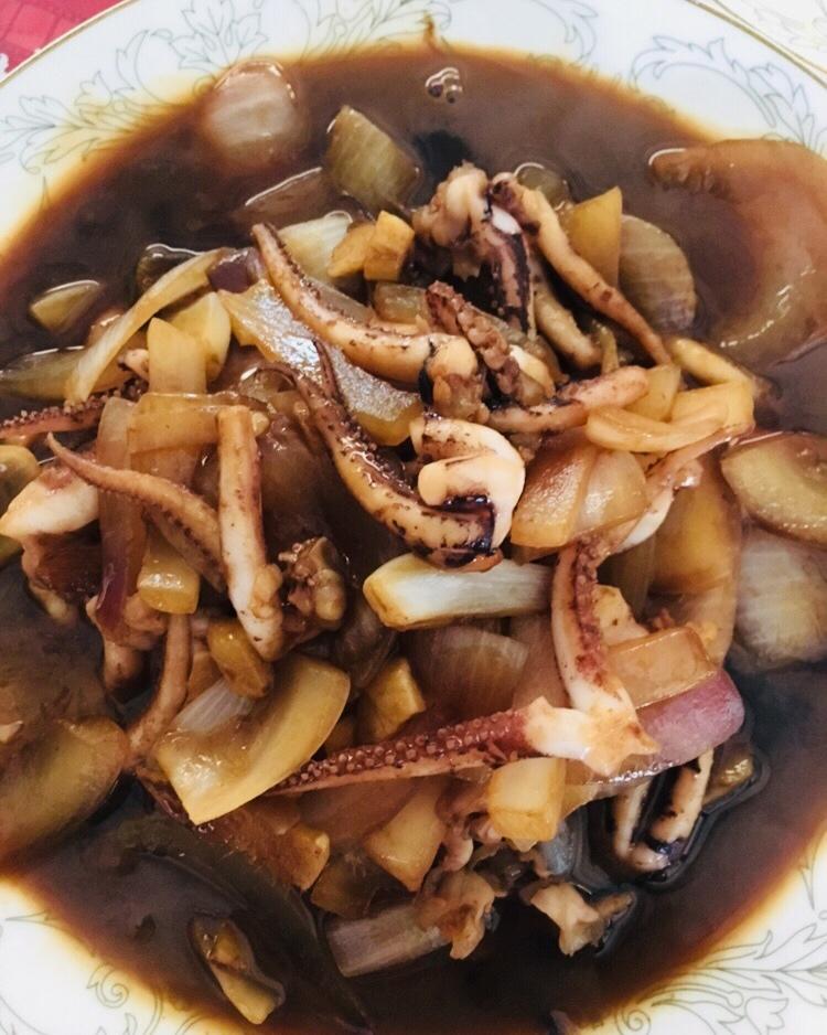 洋葱酱爆鱿鱼须