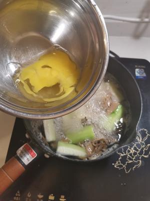 夏天就喝这碗汤！笋煮干菜丝瓜汤的做法 步骤3