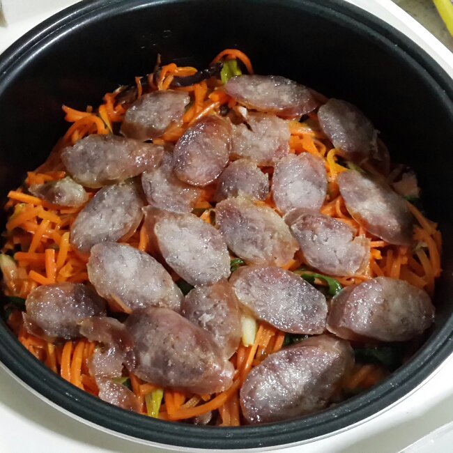 腊肠胡萝卜香菇焖饭