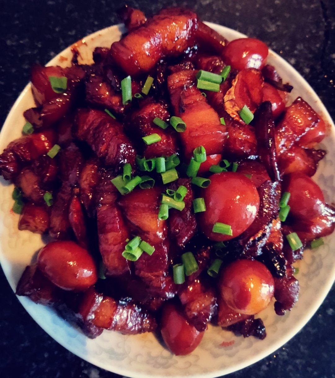 加了鹌鹑蛋后，这盘红烧肉，美味的逆天啦——鹌鹑蛋烧肉（孔瑶食谱）