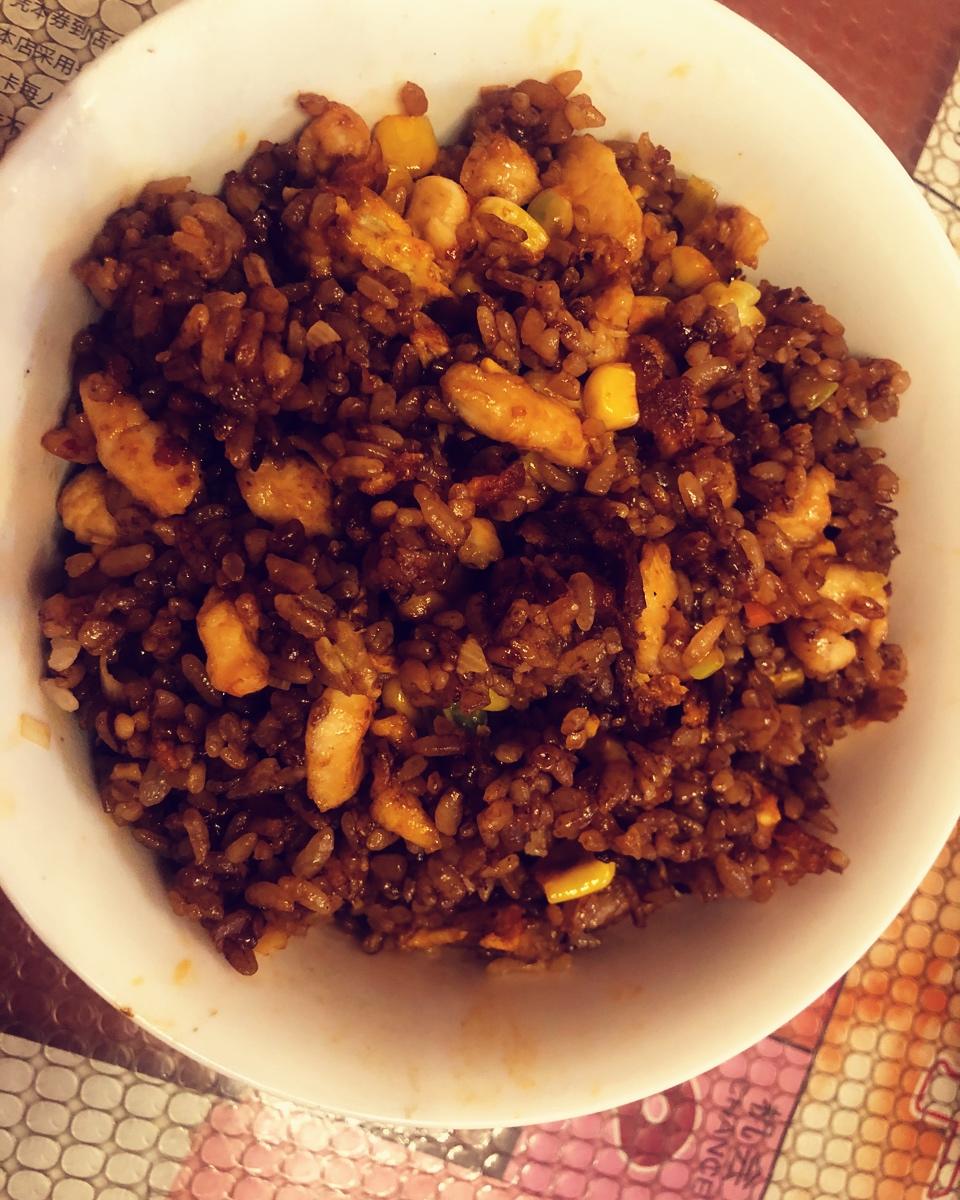 老干妈鸡胸肉酱油炒米饭