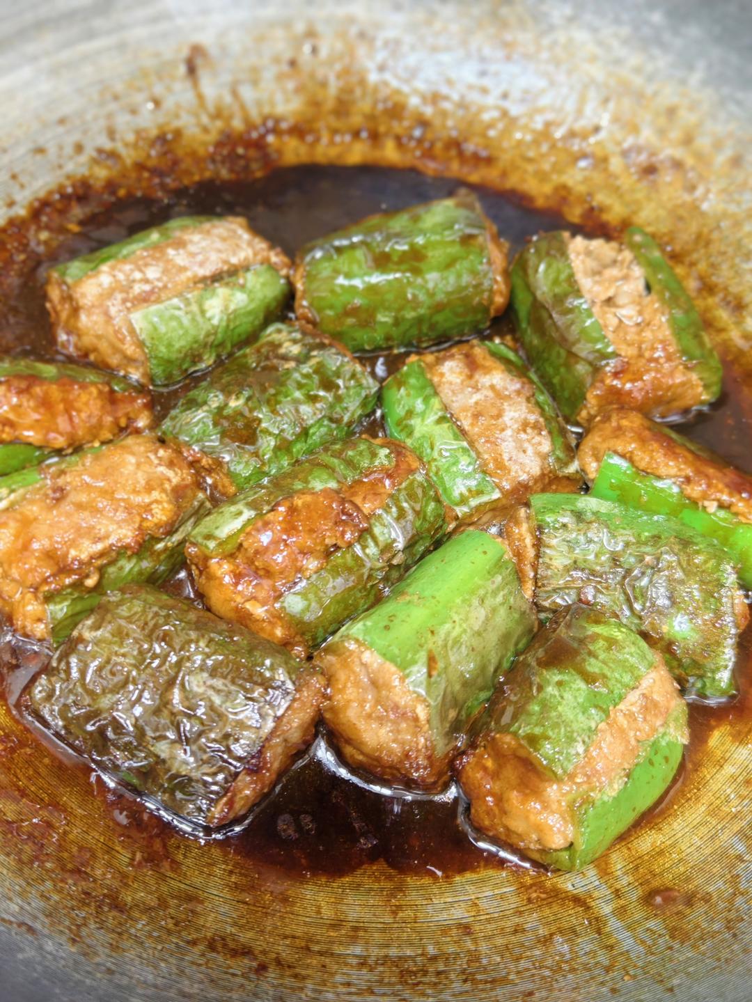 下饭菜“青椒酿肉”，香糯多汁鲜嫩下饭