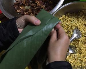 粽子的包法/广西的大粽子的做法 步骤6