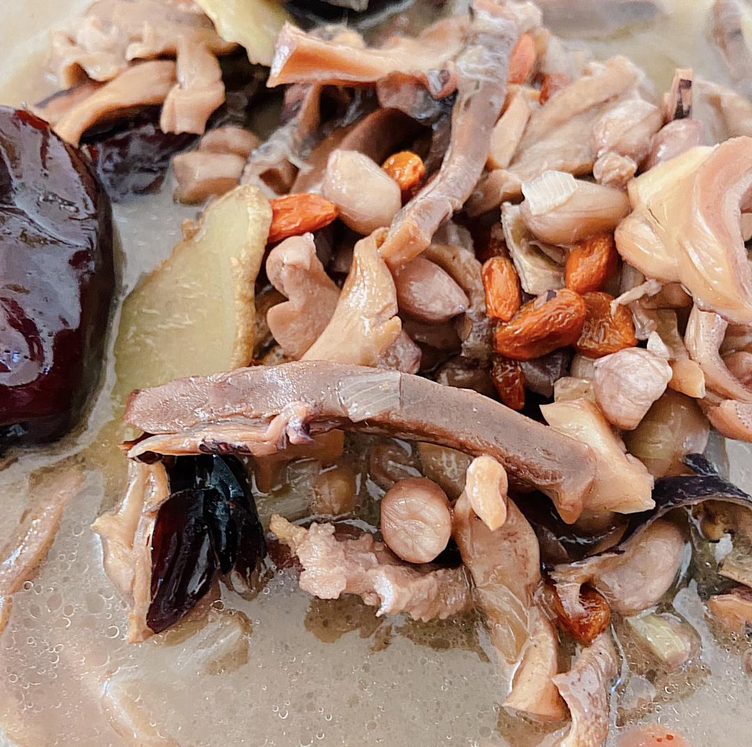 鲜美滋补的墨鱼干猪肚汤