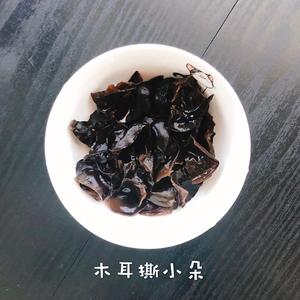 西葫芦香菇炒木耳的做法 步骤2