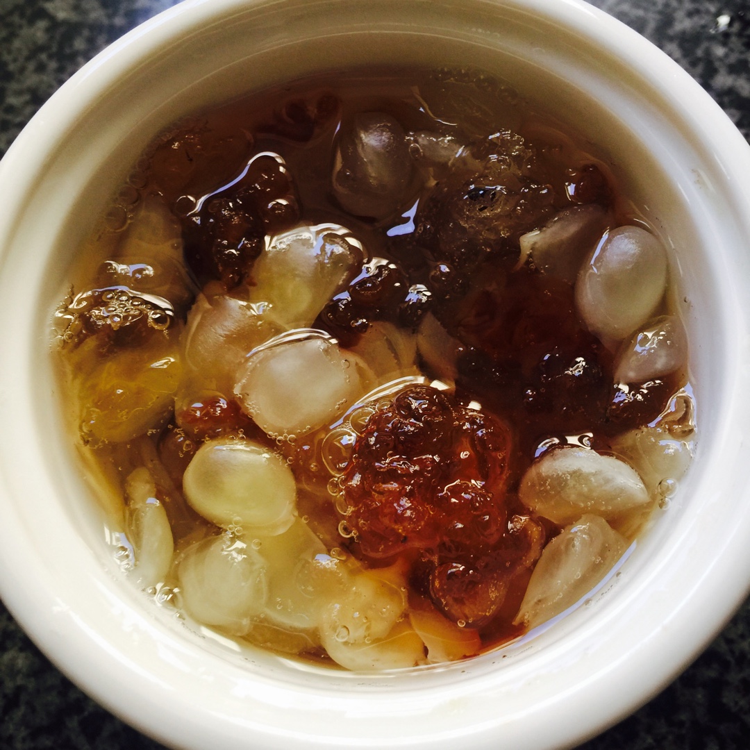桃胶皂角米炖银耳