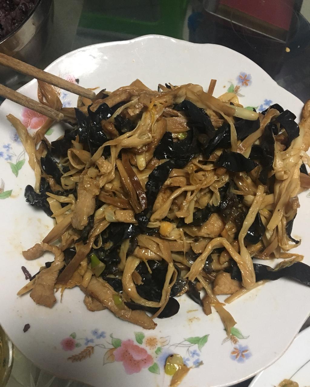 黄花菜木耳炒肉丝