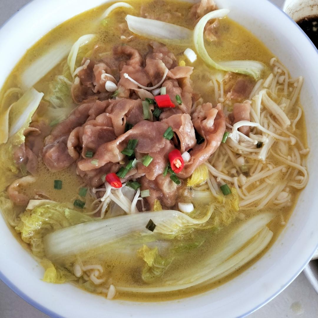 酸汤金针菇肥牛卷