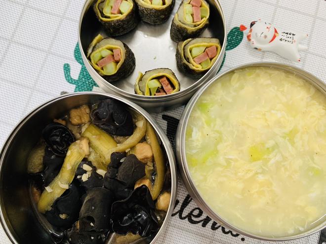 健康低脂午餐组合：土豆泥寿司、蒜蓉丝瓜木耳炒鸡胸、海鲜疙瘩汤的做法
