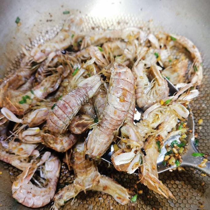 无油炸版的椒盐皮皮虾和巧拨虾壳的方法