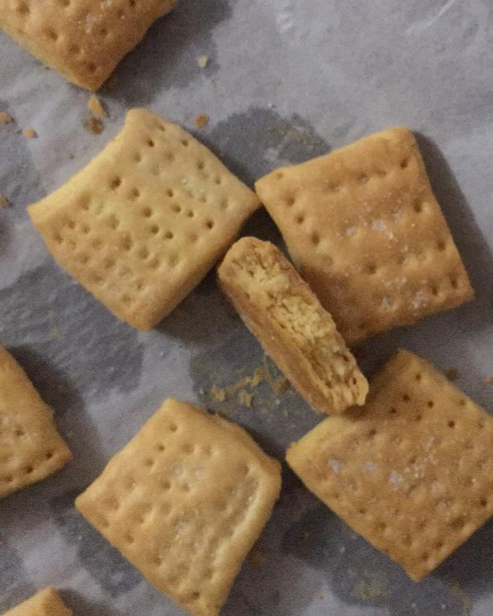简单酥脆千层口感-老杨同款咸蛋黄饼干