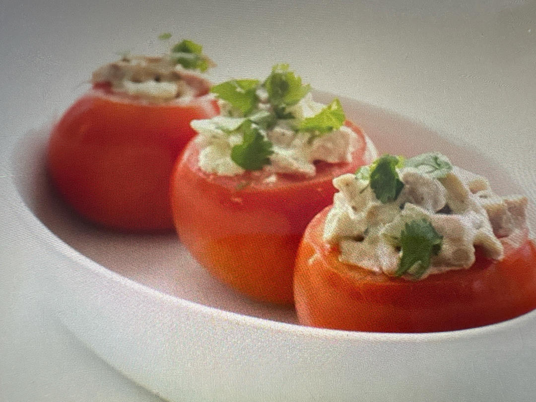 鸡肉蛋黄酱沙拉馅西红柿