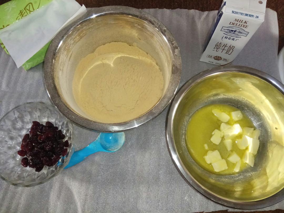 黄豆粉蔓越莓司康