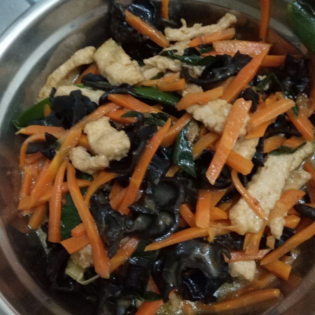 胡萝卜木耳炒肉