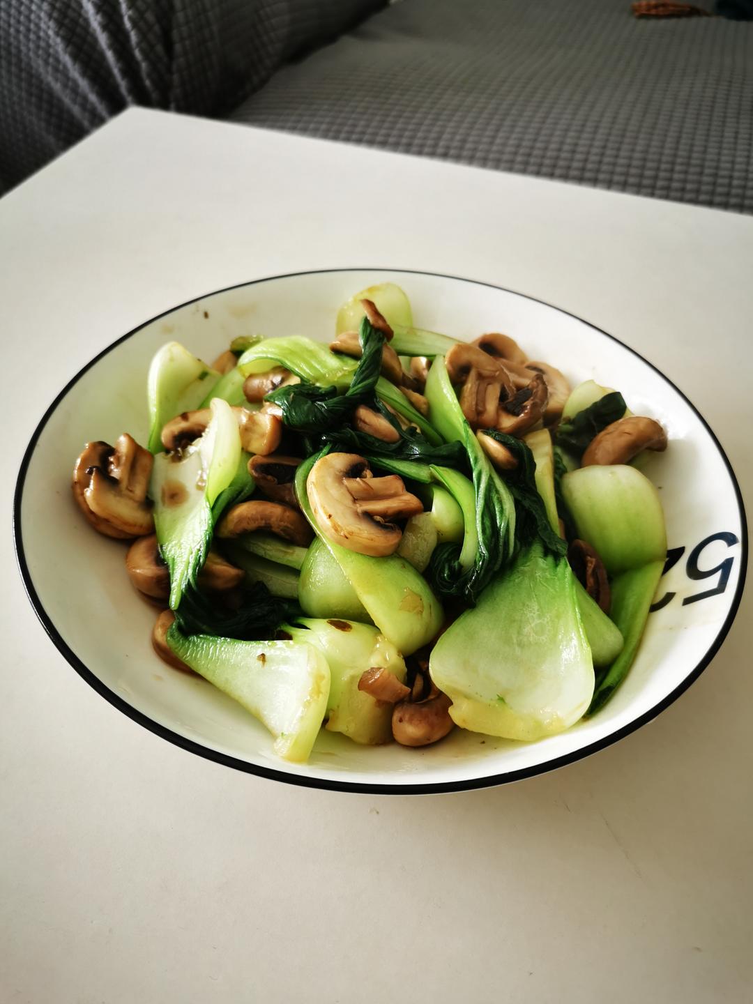 鲜美的口蘑炒青菜