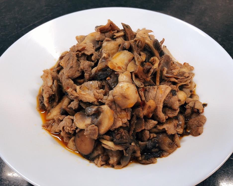 饭扫光蘑菇炒肉片的做法