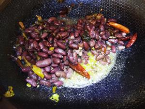 简单快捷-腌菜炒红芸豆的做法 步骤5