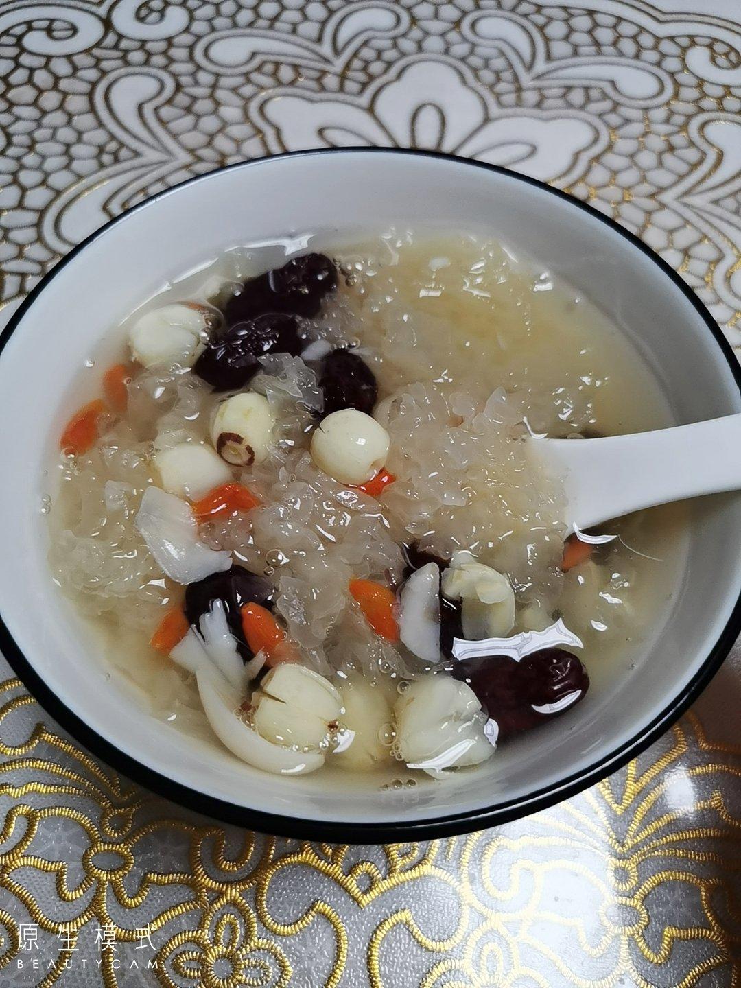 红枣银耳莲子羹