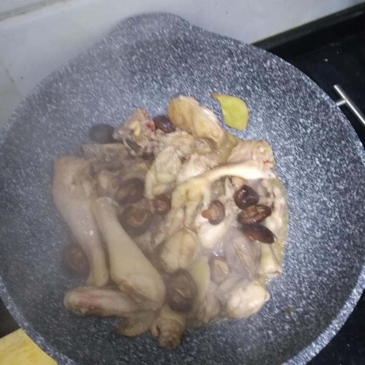 蘑菇笋干炖鸡块儿的做法 步骤10