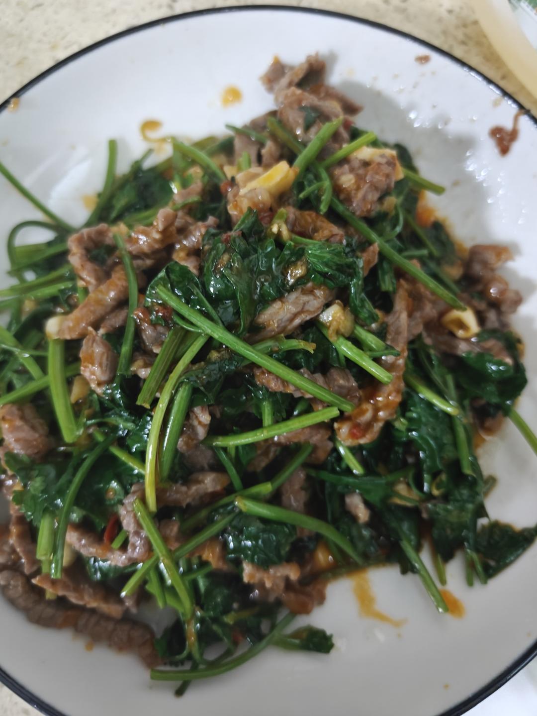 香菜炒牛肉，香辣下饭，爱吃香菜的朋友看过来，拌饭绝了