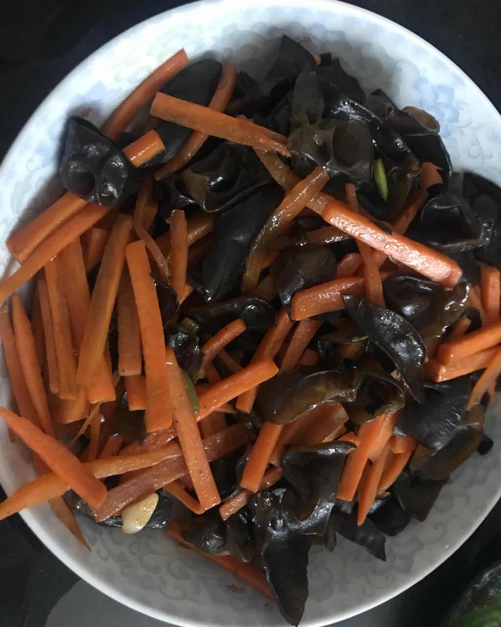 胡萝卜香菇炒木耳