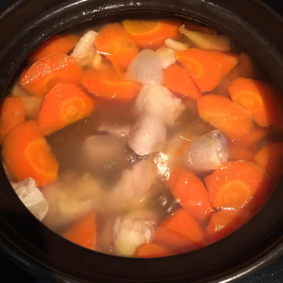 小篮子学做菜做的胡萝卜木耳炖鸡汤