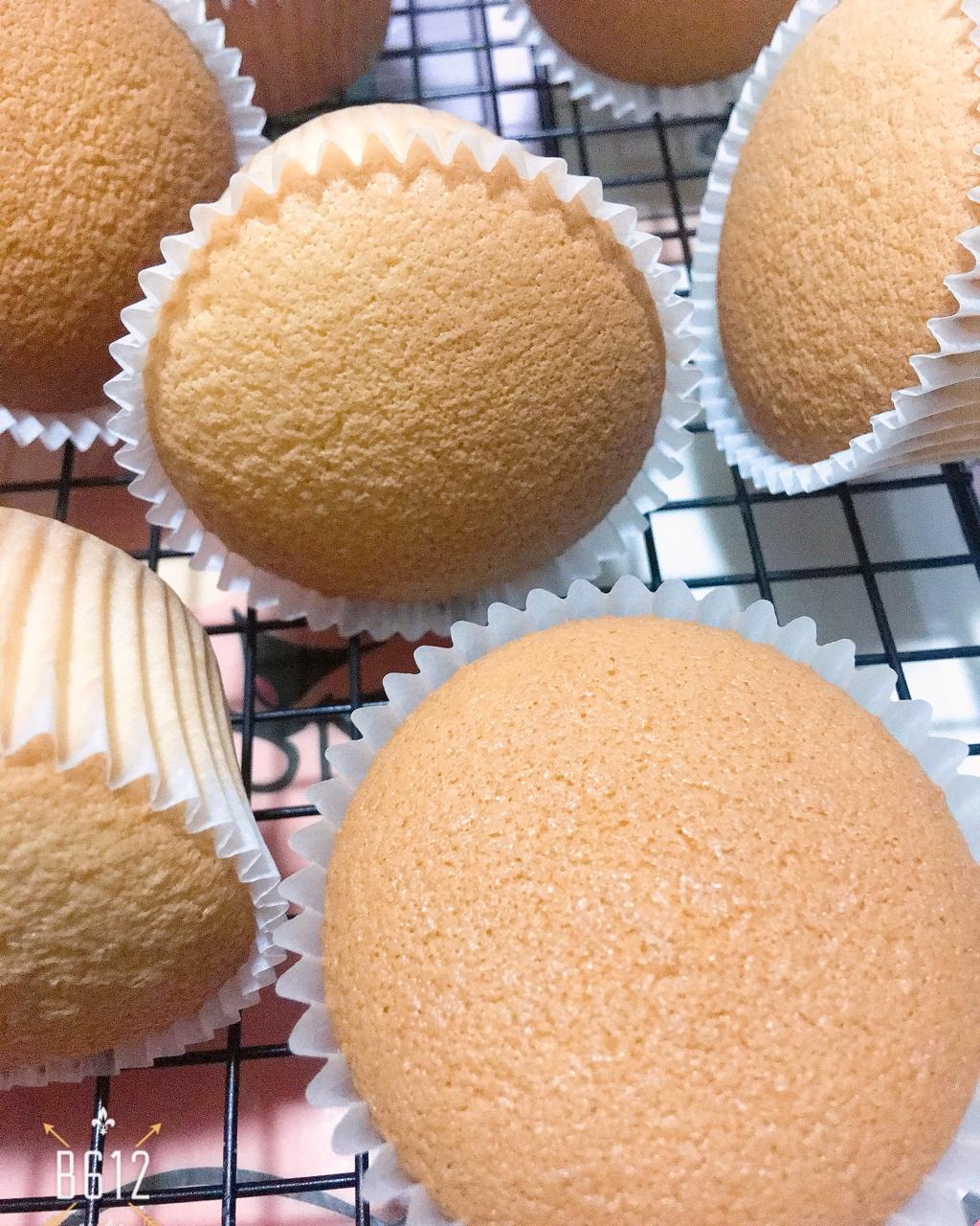 原味海绵纸杯蛋糕（非常适合裱花、盖糖皮的cupcake方子）