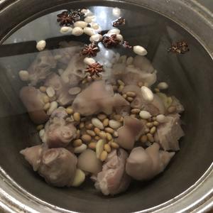 山药红枣猪蹄汤的做法 步骤1