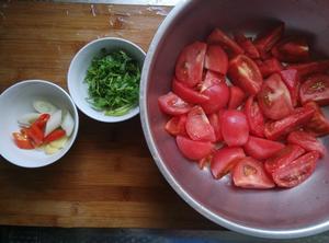 番茄炖肥肠的做法 步骤1