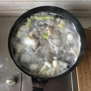 筒骨玉米萝卜汤的做法 步骤6