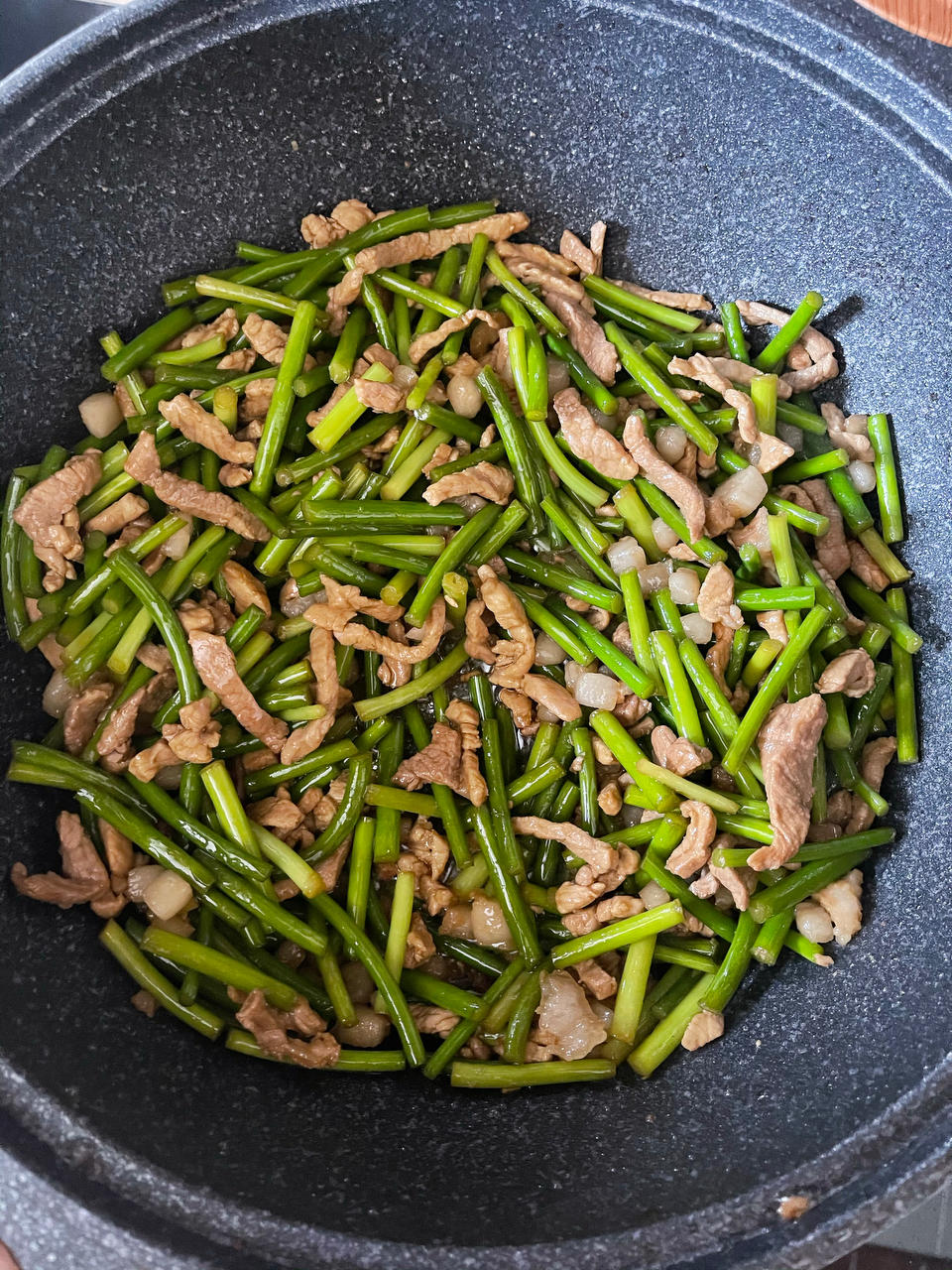 简单易做的下饭菜－蒜苔炒肉