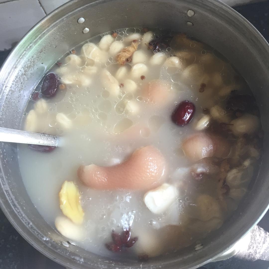 白豆猪蹄汤的做法