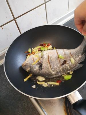 鲷鱼最简单最鲜美做法—最好的食材往往只需要最简单的烹饪方式的做法 步骤4