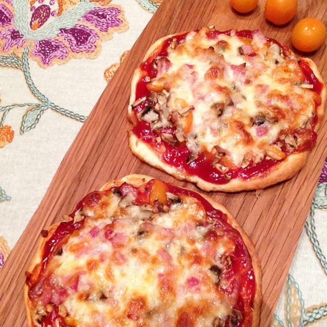 高豆豆-mama做的芝麻菜萨拉米薄底披萨