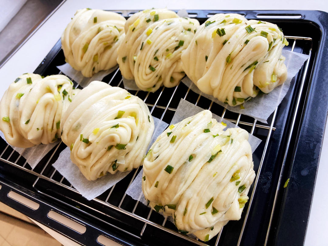 洋葱西芹胡萝卜做的咬劲十足的葱香花卷动图详解卷面团手法