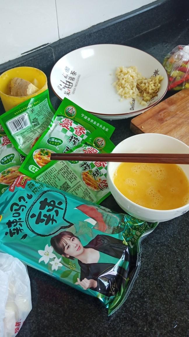 超香的蛋炒饭（榨菜火腿版）的做法