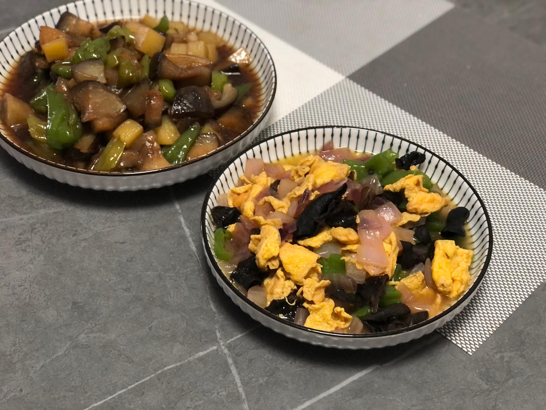 黑木耳青椒炒鸡蛋（营养又下饭）