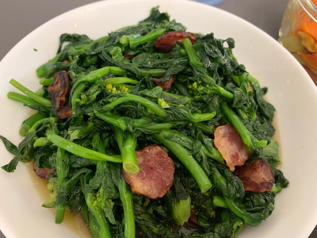 腊肉炒青菜苔