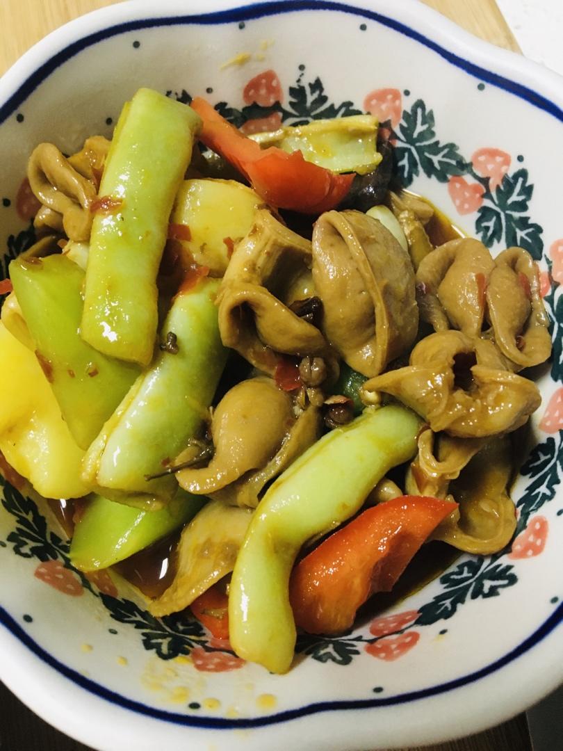 红烧肥肠和手擀面