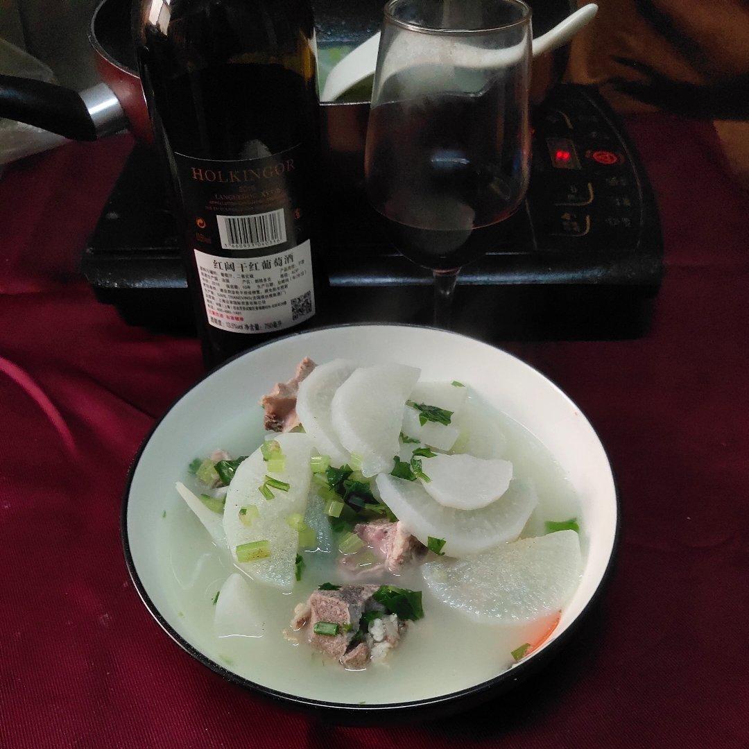 白萝卜排骨汤～～～食材简单但清甜好喝