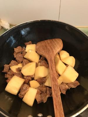 下饭红烧牛肉土豆块的做法 步骤10