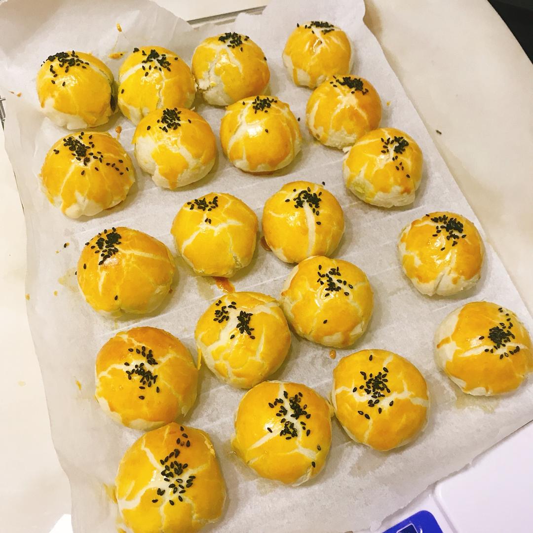 蛋黄酥 Danhuangsu