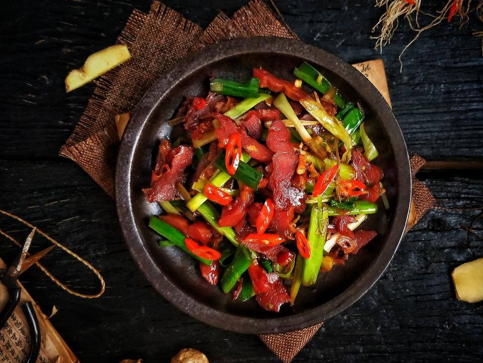 ㊙️腊味‼️飘香蒜苗炒腊兔腿‼️满屋飘香